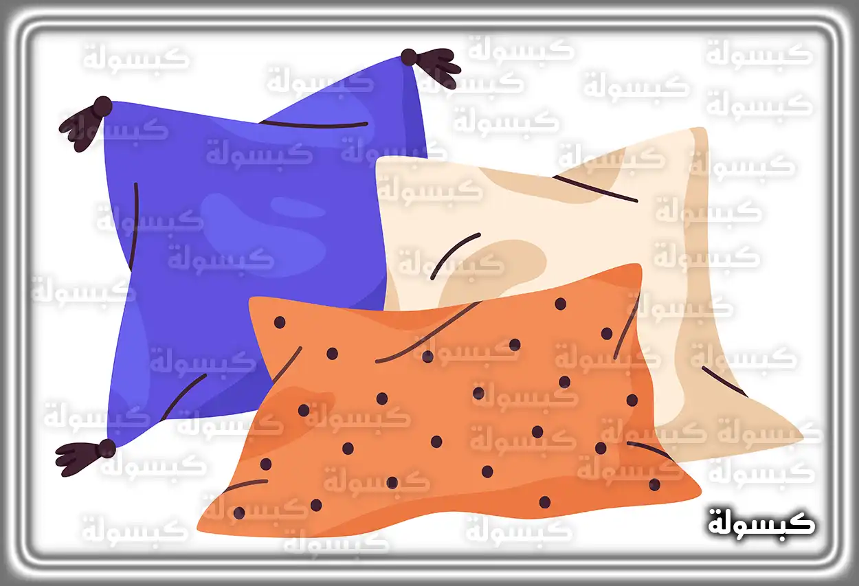 وسائد بيضاء في غرفة نوم