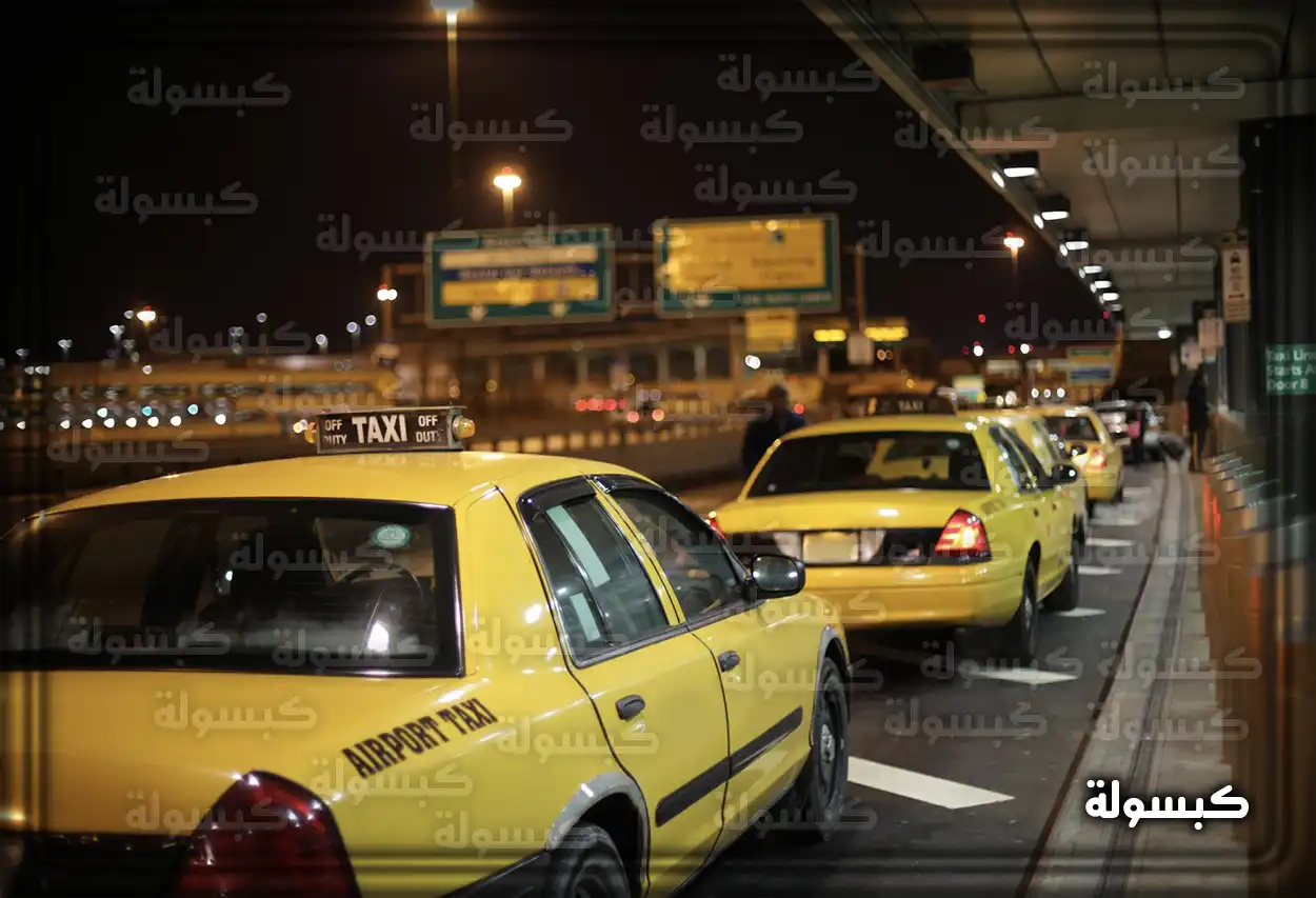 فتاة تستقل سيارة أجرة وتنظر من النافذة