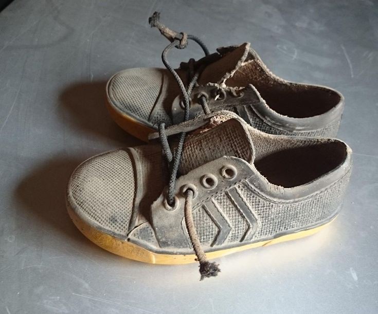 رجل يرتدي حذاء ممزق