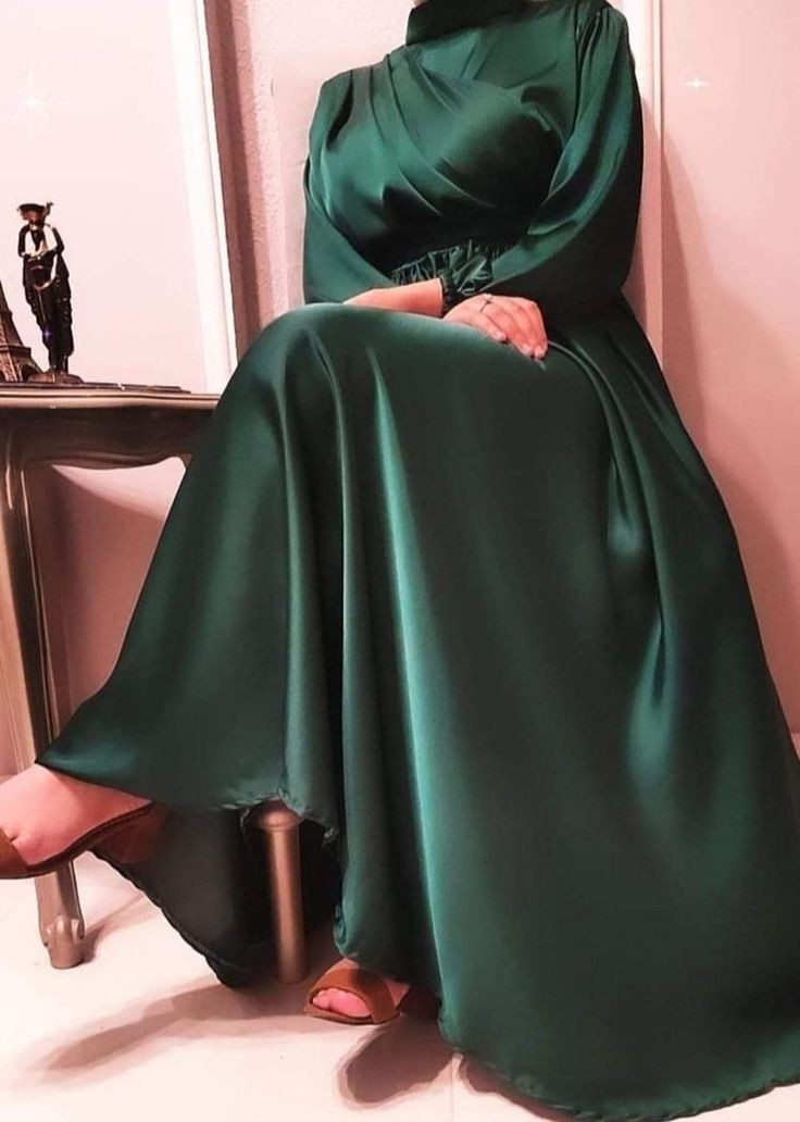 مجموعة فساتين ملونة معلقة