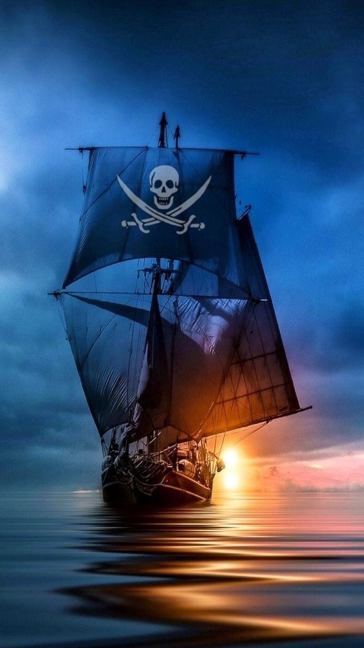 فتاة تنظر إلى البحر في إشارة إلى تفسير حلم القرصان