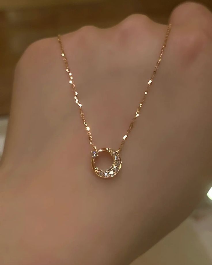 تفسير حلم ارتداء العقد للعزباء