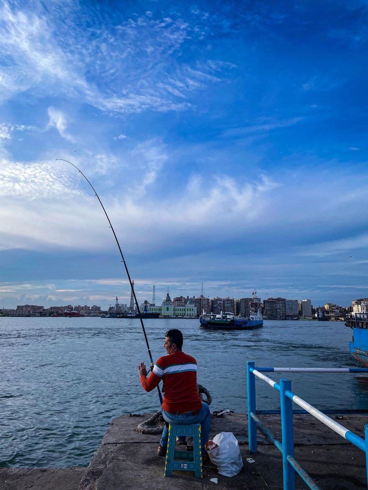 فتاة تجلس على شاطئ البحر في المنام