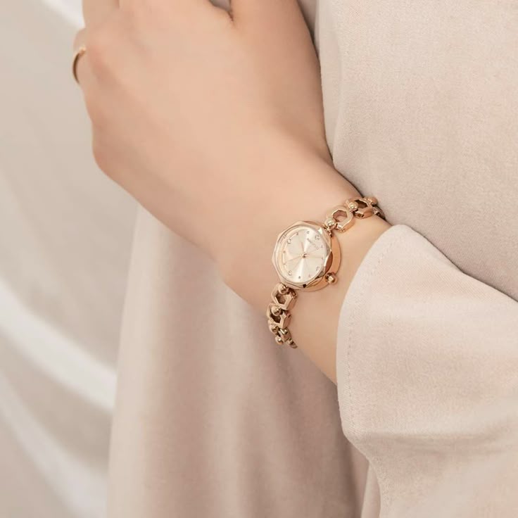 ساعة يد أنيقة على خلفية داكنة ترمز للوقت في الأحلام