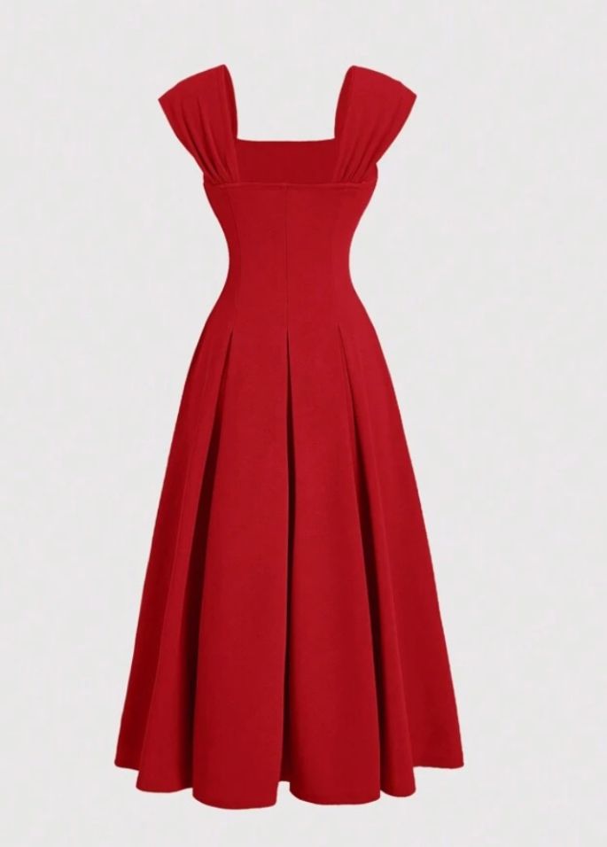 امرأة ترتدي فستانًا أحمر أنيقًا