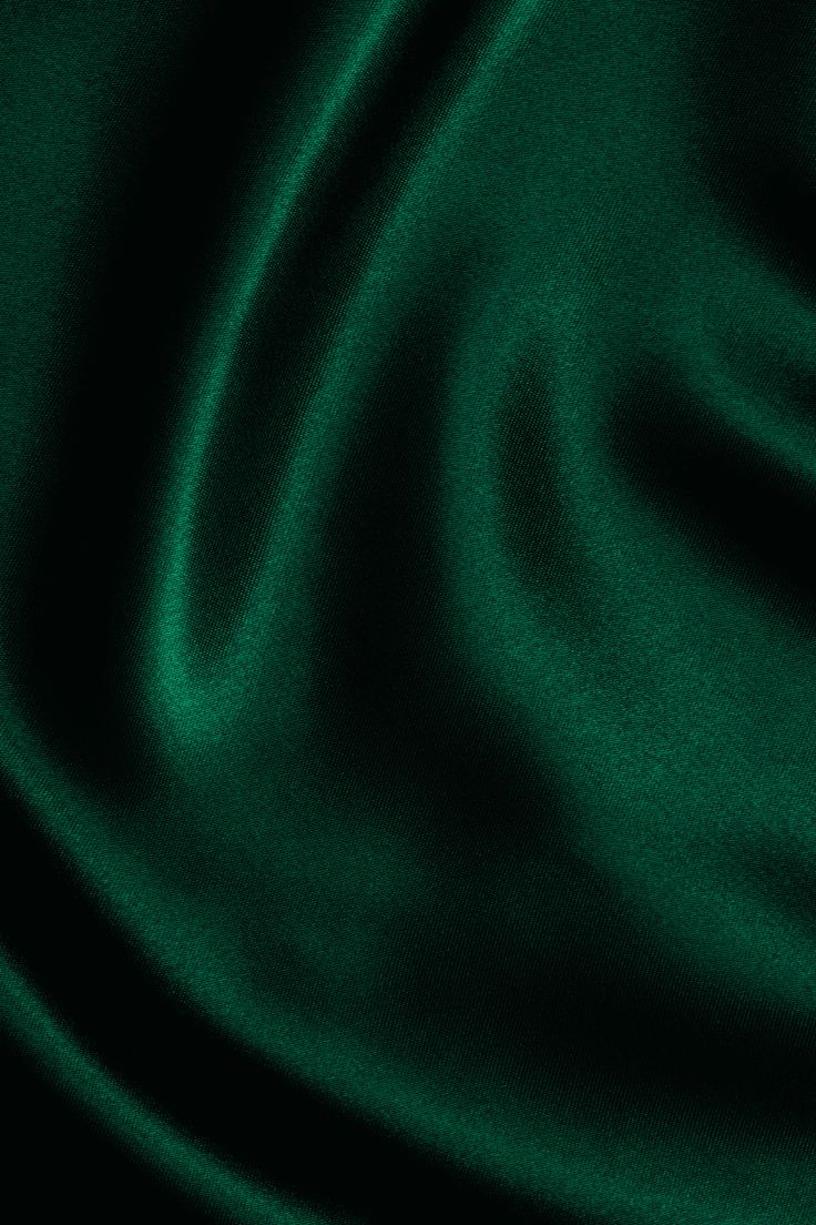 فتاة ترتدي فستان أخضر في الطبيعة