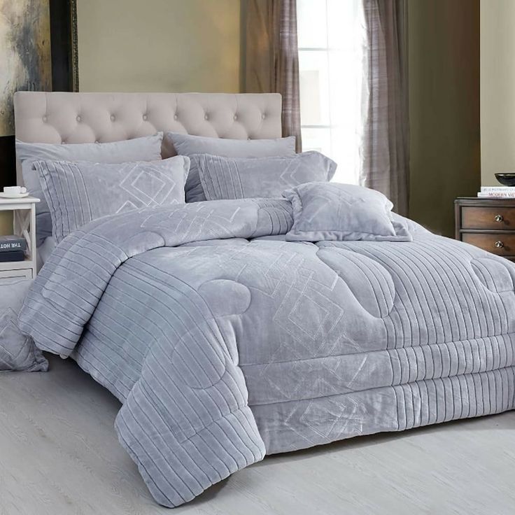 سرير مرتب ونظيف في غرفة نوم هادئة يرمز للاستقرار النفسي في تفسير الأحلام