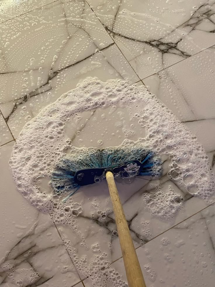 امرأة تقوم بالكنس في المنام