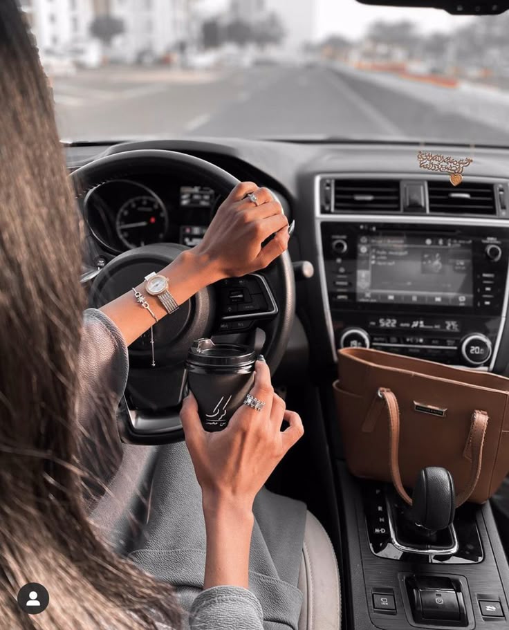 تفسير حلم قيادة سيارة الميت