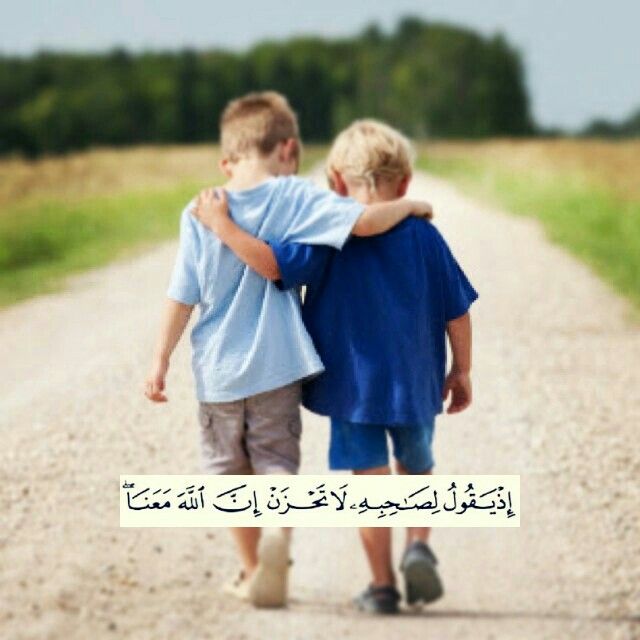 صديقتان تتشاركان الحديث في مكان هادئ