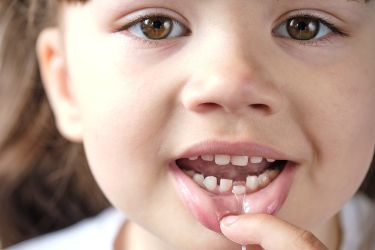 تفسير حلم سقوط الأسنان في اليد