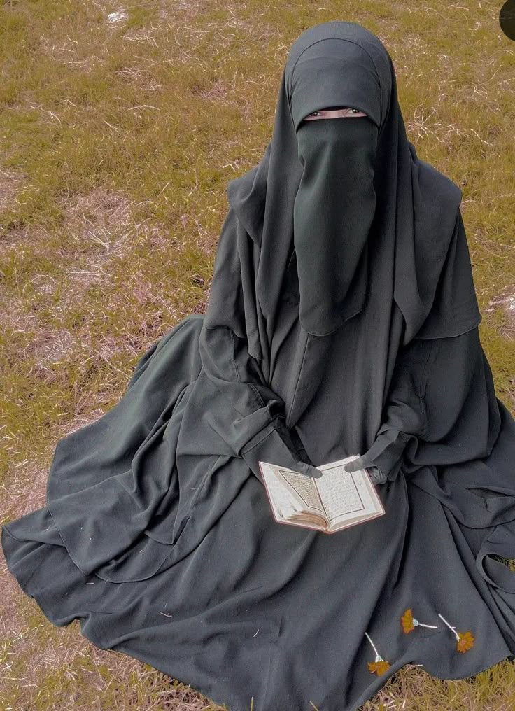 فتاة منقبة في المنام