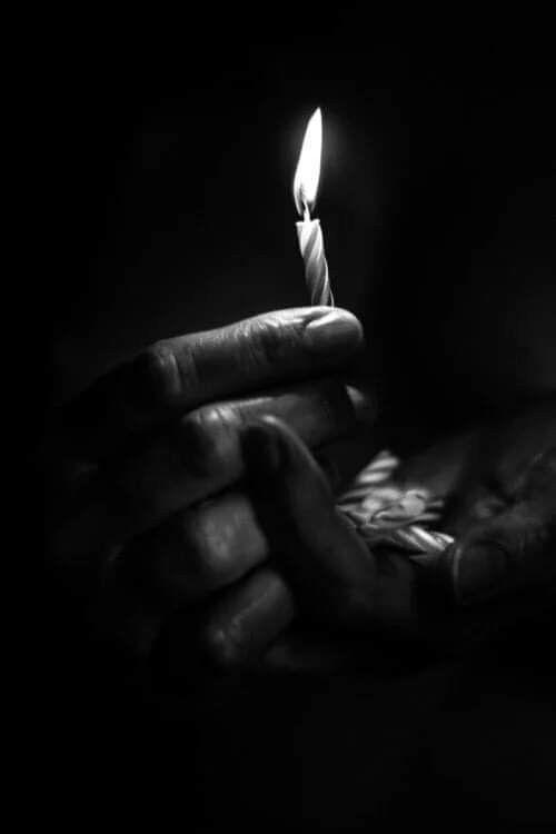 فتاة تسير في طريق مظلم كرمز لرؤية الظلام في المنام