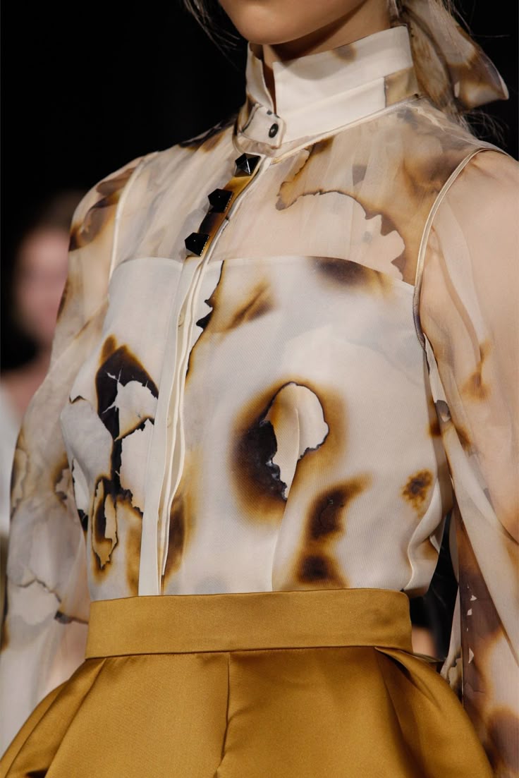 تفسير حلم حرق الملابس في المنام