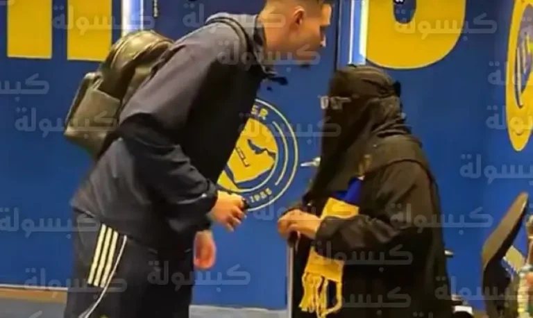 عبدالله الحمدان يقبل رأس “أيقونة النصر”.. لفتة وفاء من لاعبي العالمي تجاه الخالة منيرة في مدرجات العائلات