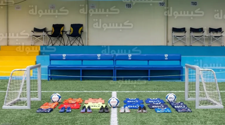 روبن نيفيش يحتفل بلقب كأس الملك مع مواهب أكاديمية الهلال قبل أيام من ديربي النصر المرتقب.